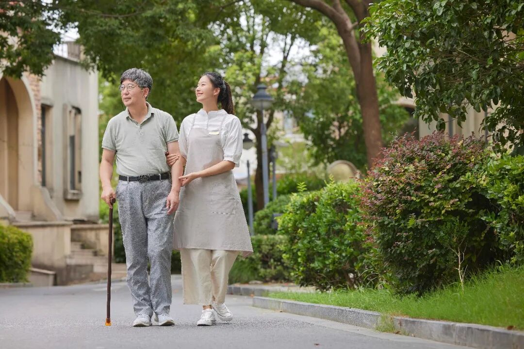 积极应对人口老龄化 织密失能照护保障网